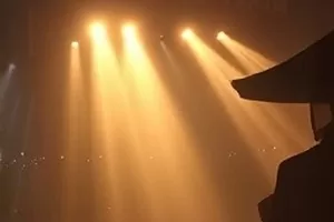《午夜面包房》剧照，深夜亮着灯的面包房操作台