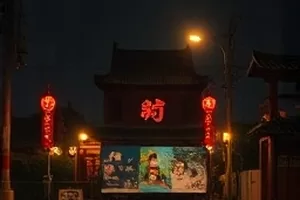 《逆风航线》剧照，云层之上的机翼与航线图