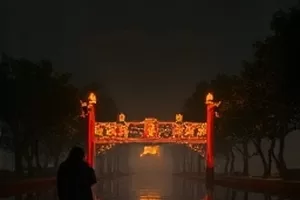 《三月的信》剧照，窗边摊开的信纸与暖光