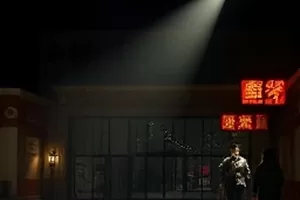 《霓虹之下》剧照，街道霓虹倒映在积水里