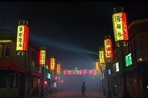 《静水之城》剧照，清晨平静的水面与沿岸建筑